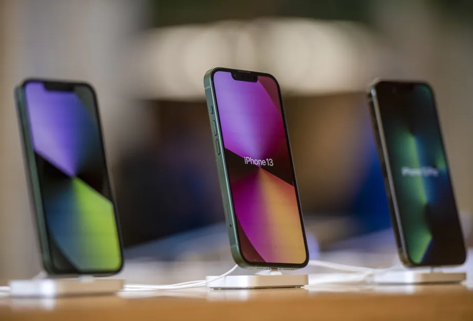 iPhones seminovos em exposição na loja